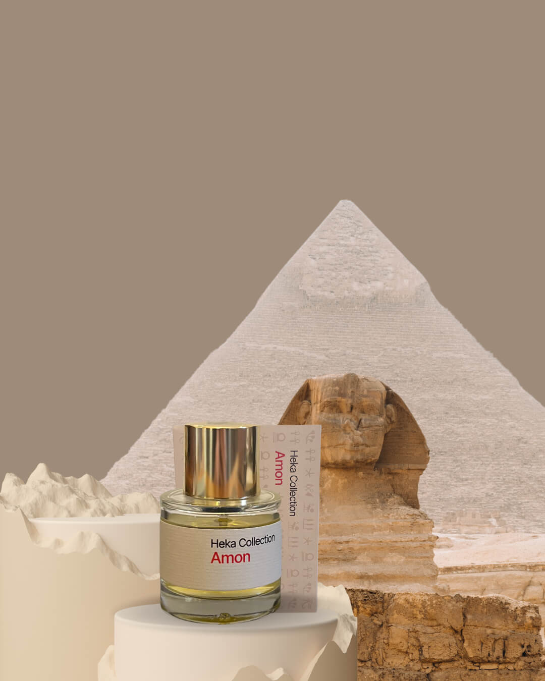 Bouteille de parfum Amon de la marque Enea devant une pyramide