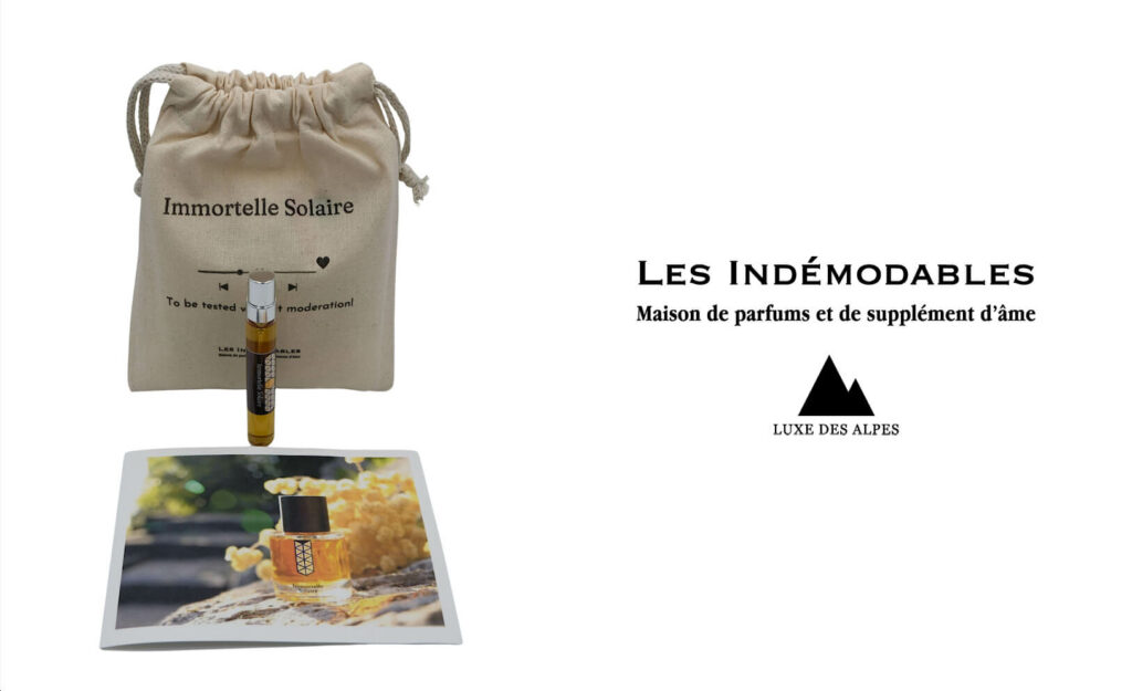 Echantillon du parfum Immortelle Solaire 7ml de la marque Les Indémodables avec son emballage et son livret