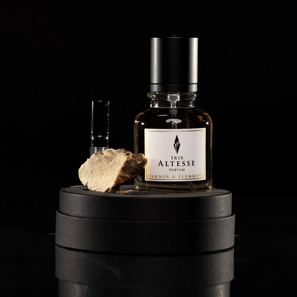 Flacon du parfum Iris Altesse de Danner & Flemming Parfums avec échantillon et racine d’iris