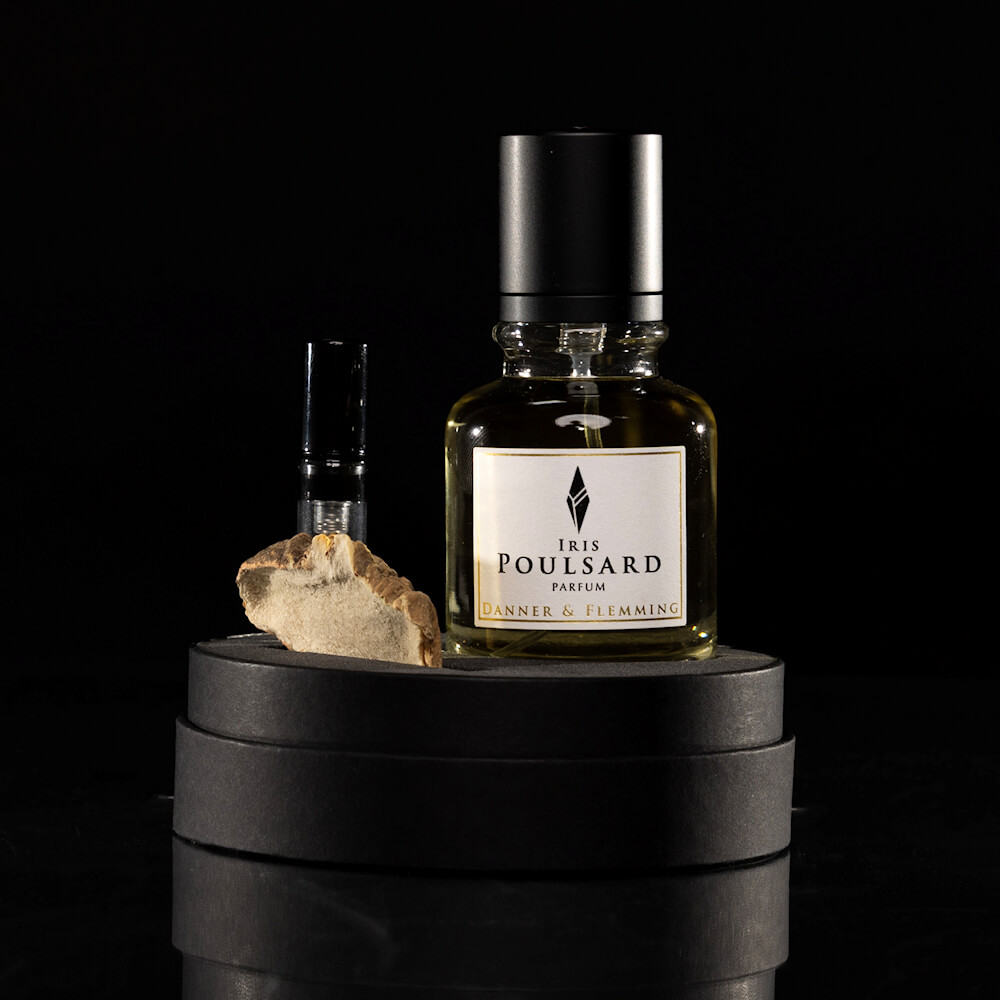 Flacon du parfum Iris Poulsard de Danner & Flemming Parfums avec échantillon et racine d’iris