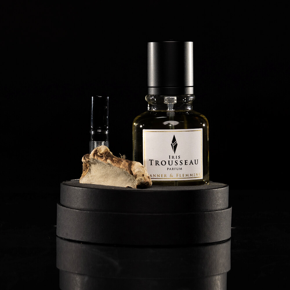 Flacon du parfum Iris Trousseau de Danner & Flemming Parfums avec échantillon et racine d’iris